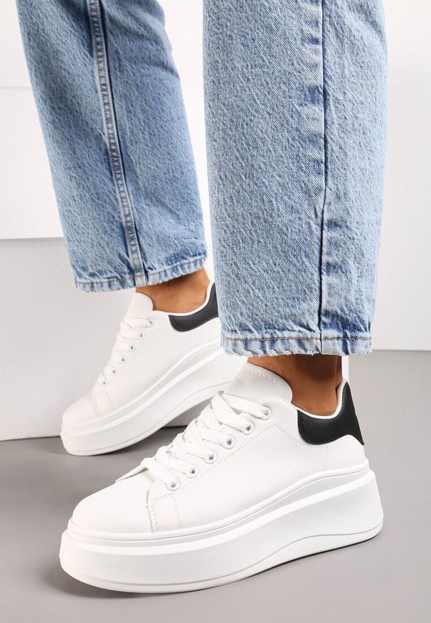 Renee - Biało-Czarne Sznurowane Sneakersy na Niskiej Platformie z Imitacji Skóry Ajanfa. Kolor: czarny. Materiał: skóra. Obcas: na platformie