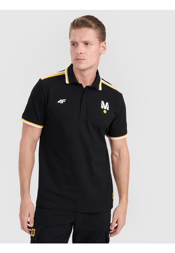 4f - 4F Koszulka polo uniseks 4F x Drift Masters - czarna L. Okazja: na co dzień. Typ kołnierza: polo. Kolor: czarny. Materiał: dzianina, włókno, bawełna. Wzór: napisy, ze splotem. Styl: casual, elegancki, sportowy, klasyczny