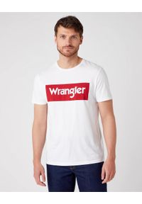 Wrangler - T-SHIRT MĘSKI WRANGLER SS LOGO TEE WHITE W742FK989. Okazja: na uczelnię. Materiał: jeans, bawełna, materiał. Wzór: nadruk. Sezon: lato. Styl: klasyczny