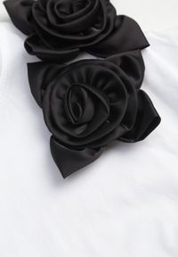 Renee - Biało-Czarny Bawełniany T-shirt o Klasycznym Kroju z Kwiatowymi Aplikacjami 3D Morgane. Okazja: do pracy. Kolor: biały. Materiał: bawełna. Wzór: kwiaty, aplikacja. Styl: klasyczny #2