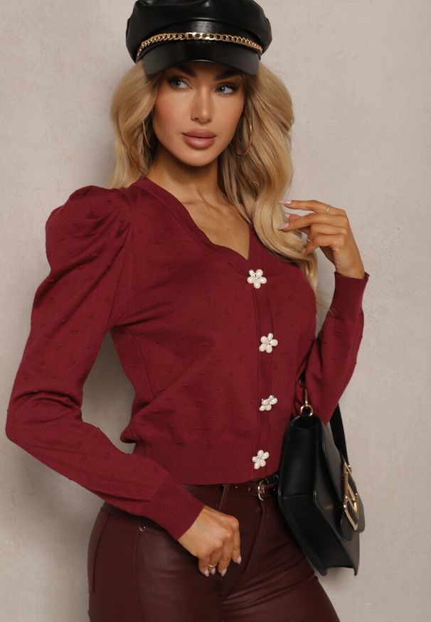Renee - Bordowy Rozpinany Kardigan z Wiskozą Ozdobiony Guzikami Kwiatkami Enarine. Okazja: na co dzień. Kolor: czerwony. Materiał: wiskoza. Wzór: aplikacja, kwiaty. Styl: elegancki, casual