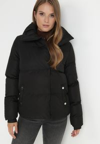 Born2be - Czarna Kurtka Pikowana ze Stójką Astasia. Typ kołnierza: kołnierzyk stójkowy. Kolor: czarny. Wzór: jednolity. Sezon: zima, jesień. Styl: elegancki #1