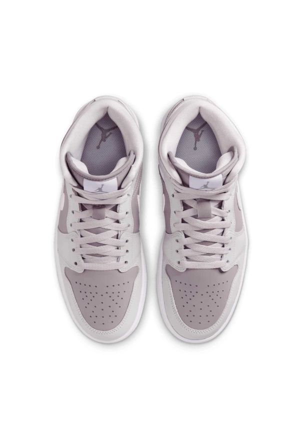 Nike Air Jordan 1 Mid Photon Dust Atmosphere Sneakersy damskie. Okazja: na co dzień. Kolor: szary. Materiał: guma, skóra. Szerokość cholewki: normalna. Model: Nike Air Jordan