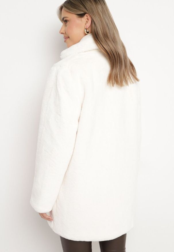 Born2be - Jasnobeżowy Futerkowy Płaszcz Jednorzędowy z Kieszeniami i Eleganckim Kołnierzem Daienna. Kolor: beżowy. Materiał: jeans. Styl: elegancki