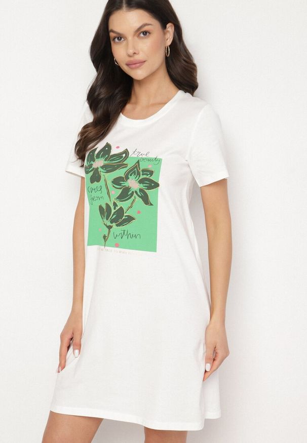 Born2be - Biała Bawełniana Sukienka o Kroju Typu T-shirt Zdobiona Nadrukiem Nevolira. Okazja: na co dzień. Kolor: biały. Materiał: bawełna. Wzór: aplikacja, nadruk. Styl: klasyczny, elegancki, casual