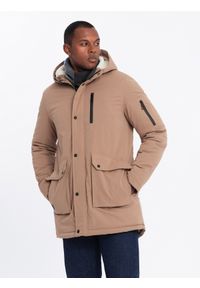 Ombre Clothing - Męska długa kurtka parka z kożuszkiem – beżowa V1 OM-JALJ-0181 - XXL. Typ kołnierza: kaptur. Kolor: beżowy. Materiał: guma, poliester, syntetyk, materiał, wełna. Długość: długie. Wzór: aplikacja. Styl: klasyczny