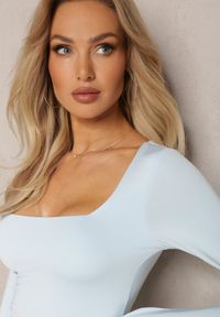Renee - Jasnoniebieska Bluzka Seliusei. Typ kołnierza: dekolt kwadratowy. Kolor: niebieski. Materiał: dzianina. Długość rękawa: długi rękaw. Długość: długie. Styl: klasyczny #4