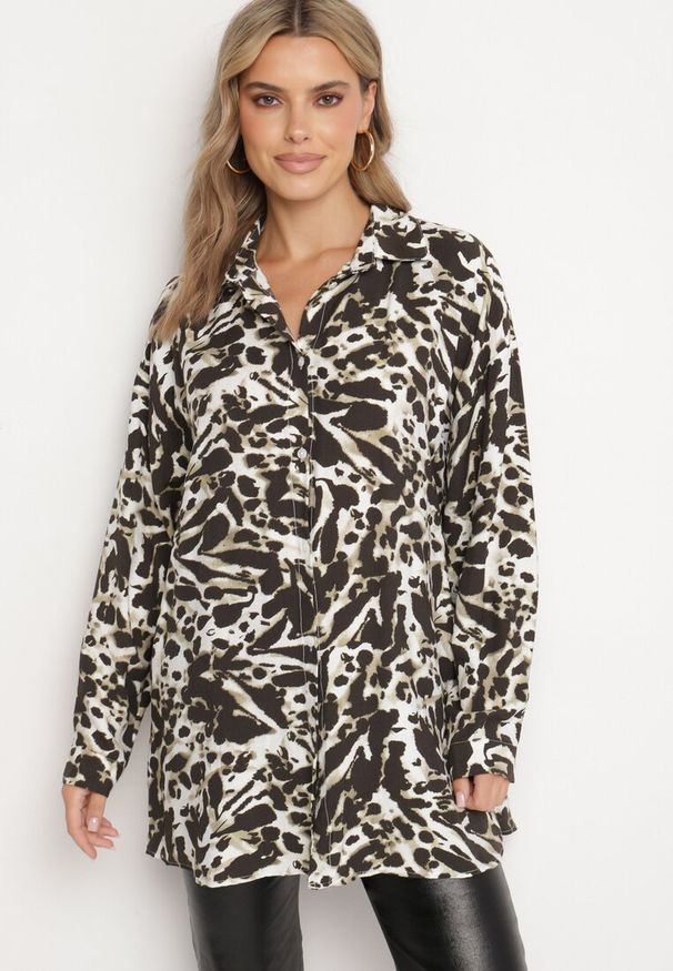 Born2be - Ciemnobeżowa Wiskozowa Koszula z Lnem Ozdobiona Geometrycznym Wzorem Emirelae. Okazja: na spotkanie biznesowe. Typ kołnierza: dekolt w kształcie V. Kolor: beżowy. Materiał: wiskoza, len. Długość rękawa: długi rękaw. Długość: długie. Wzór: geometria, aplikacja. Styl: klasyczny, biznesowy