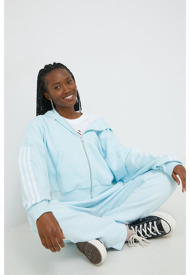 adidas Originals bluza bawełniana damska z kapturem z aplikacją. Typ kołnierza: kaptur. Kolor: niebieski. Materiał: bawełna. Wzór: aplikacja