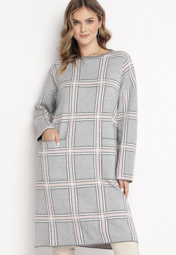 Born2be - Szara Pudełkowa Sukienka Dzianinowa w Szeroką Kratę Plomiba. Kolekcja: plus size. Kolor: szary. Materiał: dzianina. Wzór: aplikacja. Typ sukienki: dla puszystych