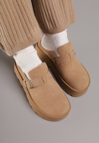 Renee - Beżowe Śniegowce na Grubej Podeszwie z Niską Cholewką i Ozdobną Klamerką Vetibela. Wysokość cholewki: przed kostkę. Nosek buta: okrągły. Kolor: beżowy. Materiał: zamsz, futro. Szerokość cholewki: normalna. Sezon: zima. Obcas: na koturnie. Wysokość obcasa: średni #2