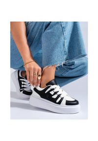 SHELOVET - Czarno-białe sneakersy damskie na grubej podeszwie Shelovet czarne. Kolor: czarny