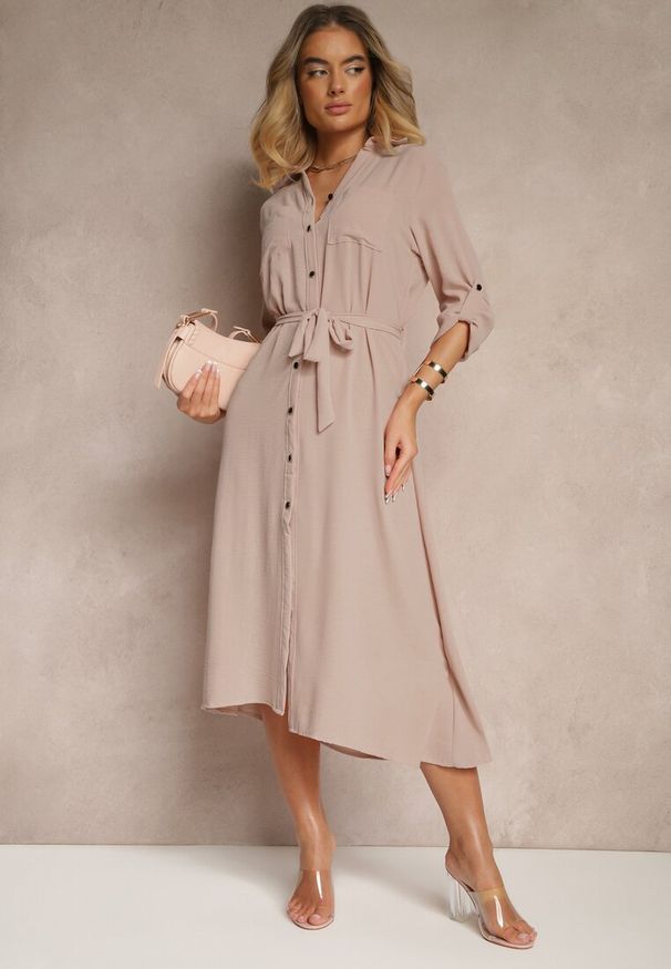 Renee - Ciemnobeżowa Sukienka Koszulowa Ozdobiona Paskiem Vivirielle. Okazja: na co dzień. Typ kołnierza: dekolt w serek. Kolor: beżowy. Materiał: materiał. Wzór: aplikacja. Typ sukienki: koszulowe. Styl: elegancki, casual, klasyczny