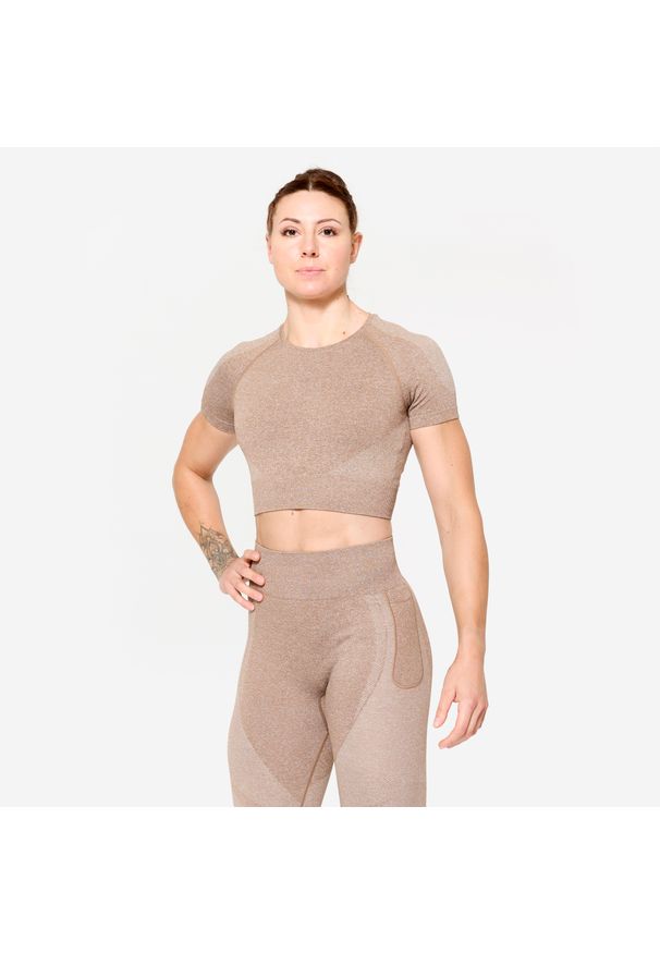 DOMYOS - Koszulka fitness damska Domyos krótki rękaw crop top. Kolor: brązowy, różowy, wielokolorowy. Materiał: skóra, materiał. Sport: fitness