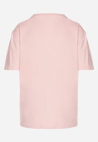 Born2be - Różowy Bawełniany T-shirt Ozdobiony Nadrukiem Nelltaria. Okazja: na co dzień. Kolor: różowy. Materiał: bawełna. Wzór: aplikacja, nadruk. Sezon: lato, wiosna. Styl: elegancki, casual #4