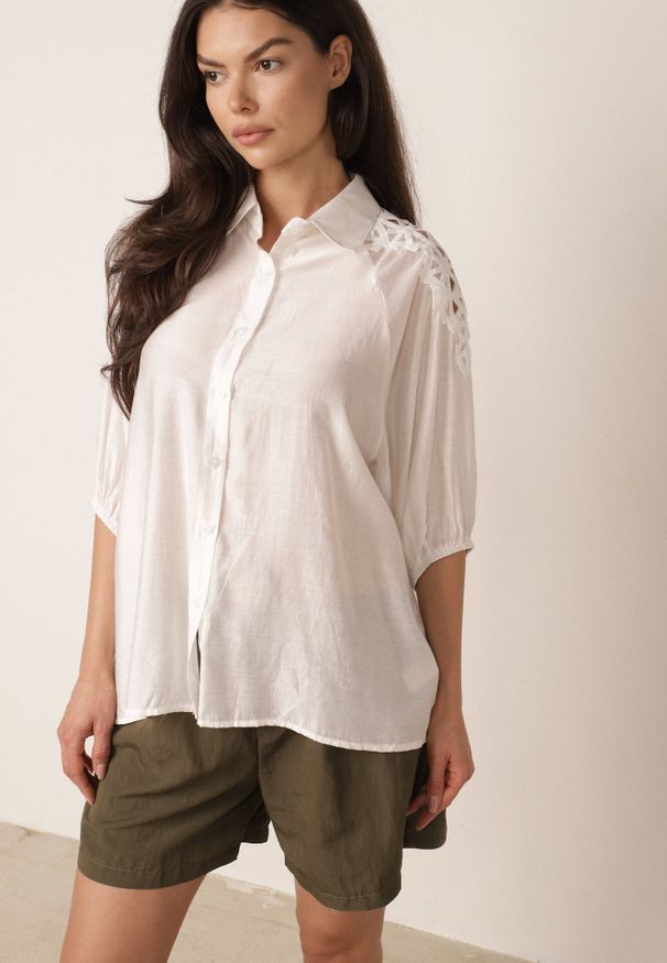 Born2be - Biała Koszula Oversize z Ażurową Wstawką na Ramionach Heleira. Okazja: na co dzień, do pracy. Kolor: biały. Materiał: jeans. Wzór: ażurowy. Styl: casual