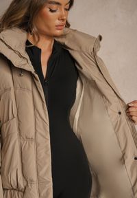 Renee - Beżowa Kurtka Oversize z Pikowanymi Przeszyciami i Kapturem Galeana. Okazja: na co dzień. Kolor: beżowy. Materiał: zamsz, poliester, jeans, dzianina. Sezon: zima. Styl: elegancki, casual #3