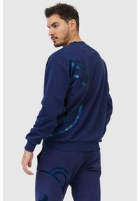 MOSCHINO Granatowa bluza męska z misiem. Kolor: niebieski. Materiał: prążkowany. Wzór: nadruk #3