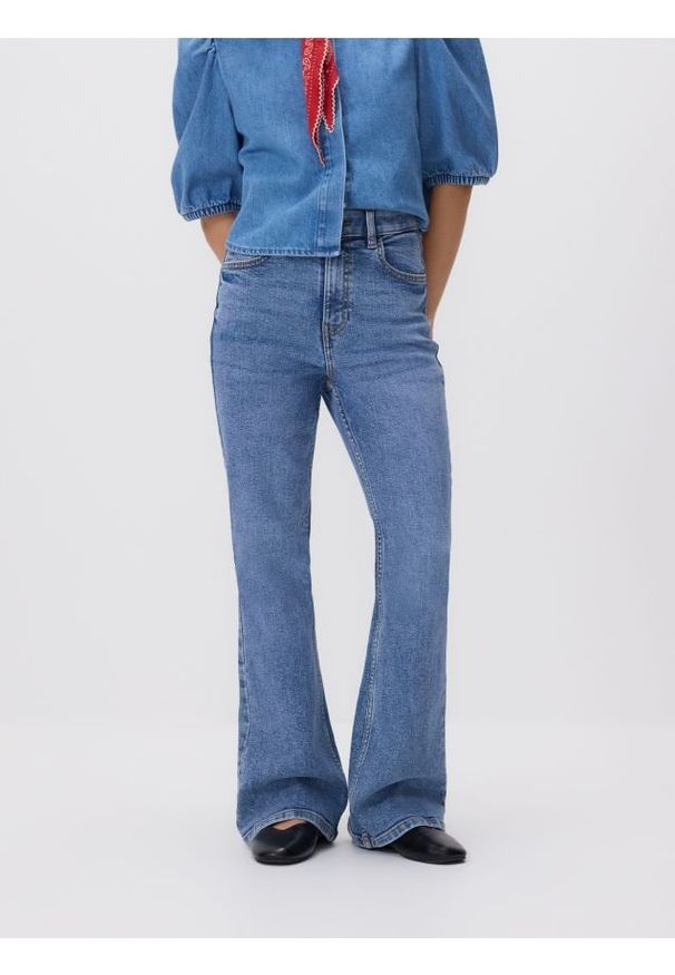 Reserved - Jeansy flare z krótszą nogawką - niebieski. Kolor: niebieski. Długość: krótkie