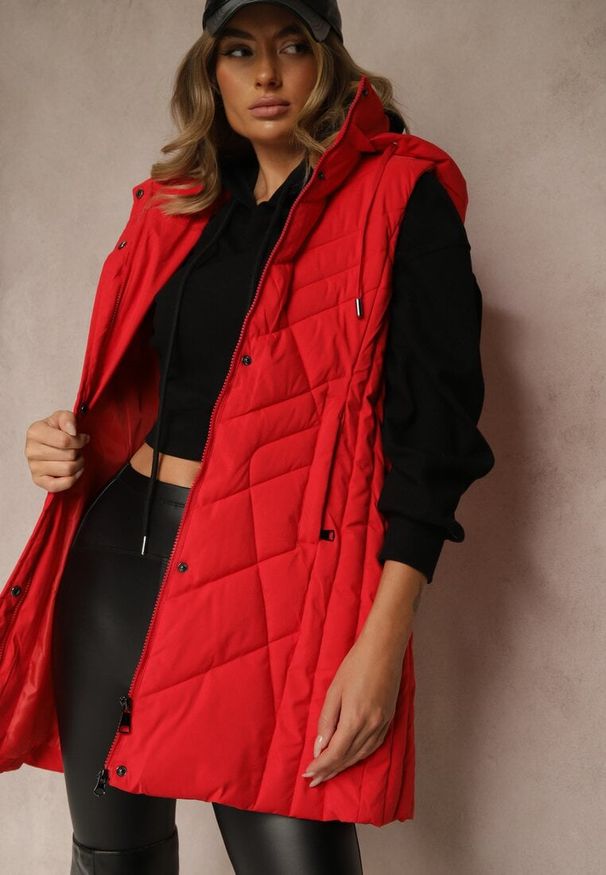Renee - Czerwona Pikowana Kamizelka o Taliowanym Kroju z Kapturem Tulonea. Okazja: na co dzień. Typ kołnierza: kaptur. Kolor: czerwony. Materiał: jeans. Styl: casual