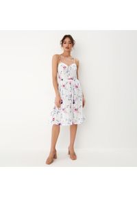Mohito - Kwiatowa sukienka midi na ramiączkach - Wielobarwny. Długość rękawa: na ramiączkach. Wzór: kwiaty. Długość: midi #1