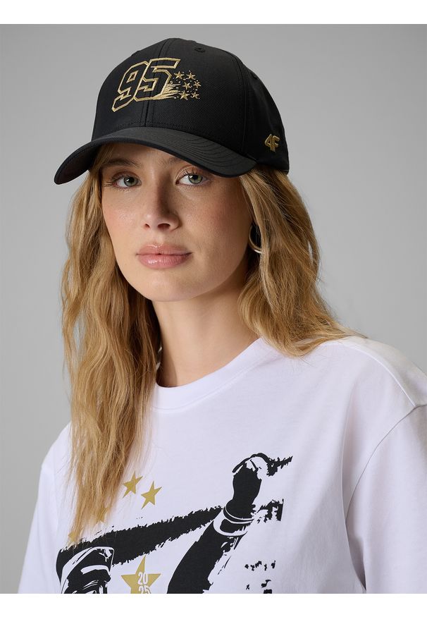 4f - 4F Czapka z daszkiem snapback uniseks 4F x Bartosz Zmarzlik - czarna S/M. Kolor: czarny. Materiał: materiał, bawełna. Wzór: haft. Styl: casual, klasyczny, sportowy