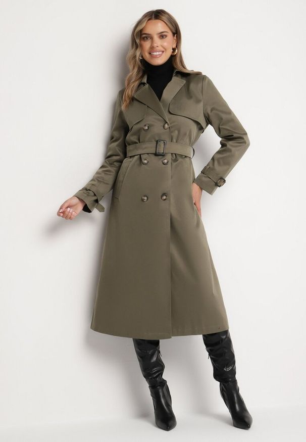 Born2be - Zielony Płaszcz Trencz Dwurzędowy Ozdobiony Paskiemz Klamrą Tinbella. Okazja: na co dzień. Kolor: zielony. Materiał: jeans. Wzór: aplikacja. Styl: casual, elegancki, klasyczny