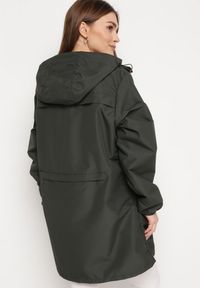 Born2be - Ciemnozielona Kurtka Wiatrówka o Wydłużonym Fasonie z Kapturem Axerinta. Typ kołnierza: kaptur. Kolor: zielony. Styl: klasyczny #5