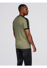 Ombre Clothing - T-shirt męski z kontrastowymi lampasami – oliwkowy V4 - Rozmiar: M. Okazja: na co dzień. Kolor: oliwkowy. Materiał: materiał, jersey, poliester, bawełna. Wzór: melanż, aplikacja. Styl: klasyczny, sportowy, casual #9