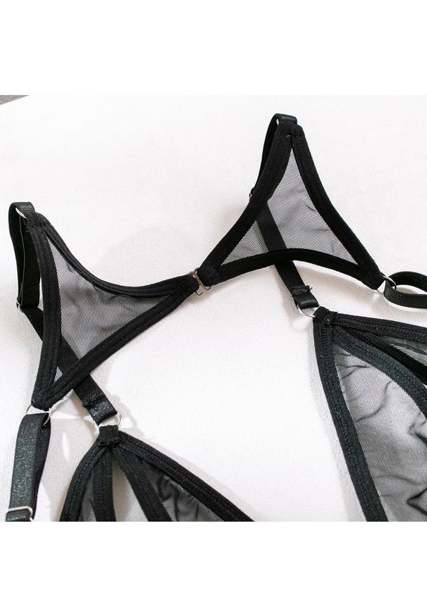 Intica - Komplet bielizny z wycięciami na romantyczne wieczory Bristol. Kolor: czarny. Materiał: materiał