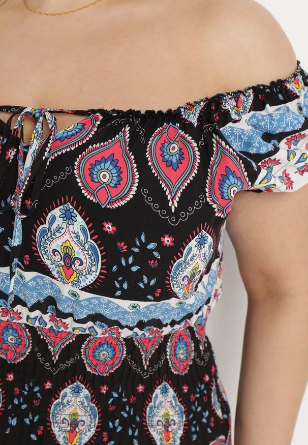 Born2be - Czarno-Różowa Sukienka Bawełniana z Gumką w Talii i Mozaikowym Wzorem Vestra. Okazja: na co dzień, na imprezę. Typ kołnierza: dekolt hiszpanka. Kolor: czarny. Materiał: bawełna. Sezon: lato. Typ sukienki: rozkloszowane. Styl: casual