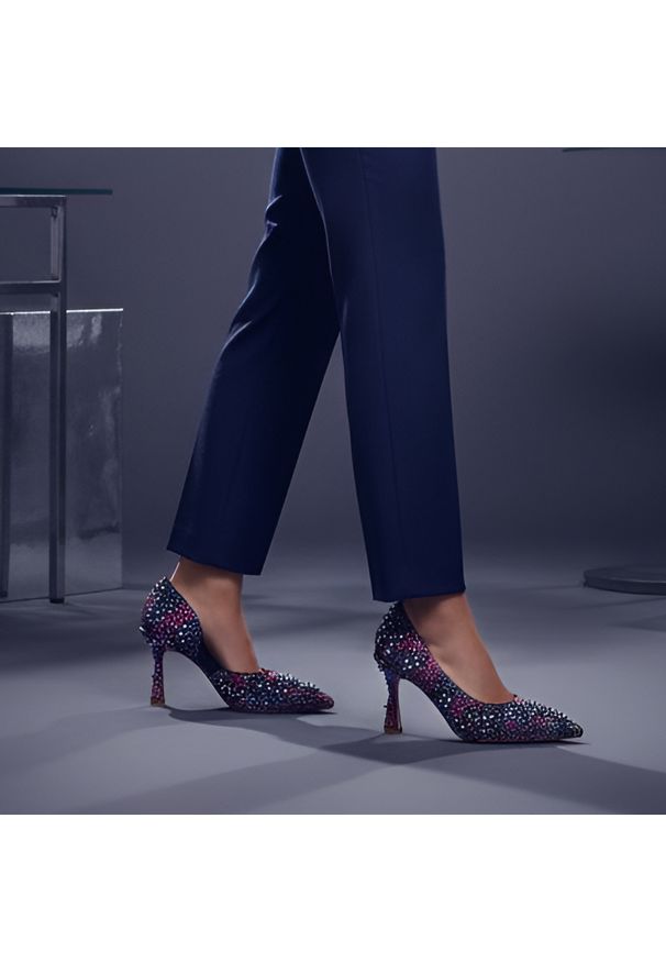 Kolorowe Czółenka Alma En Pena Eleganckie Buty Damskie Na Szpilce. Okazja: na imprezę. Nosek buta: szpiczasty. Wzór: kolorowy. Obcas: na szpilce. Styl: elegancki. Wysokość obcasa: średni