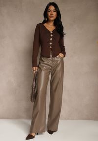 Renee - Brązowy Sweter z Wiskozą i Ozdobnymi Guzikami Zetisse. Okazja: na co dzień. Kolor: brązowy. Materiał: wiskoza. Styl: casual #4