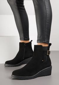 Born2be - Czarne Botki na Koturnie Ozdobione Paskiem z Klamrą Apanella. Okazja: na co dzień. Zapięcie: klamry. Kolor: czarny. Materiał: jeans. Wzór: aplikacja. Obcas: na koturnie. Styl: elegancki, casual #6