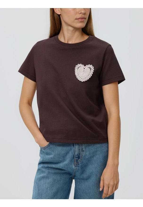 Reserved - T-shirt z haftowaną aplikacją - ciemnobrązowy. Kolor: brązowy. Materiał: dzianina, bawełna. Wzór: aplikacja, haft