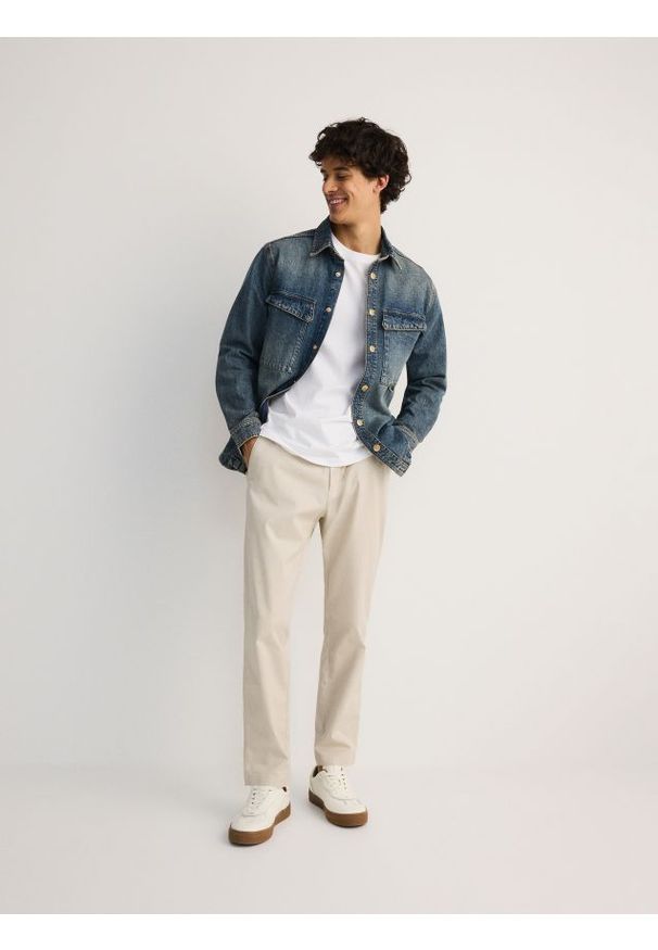 Reserved - Spodnie chino slim fit - złamana biel. Materiał: tkanina, bawełna