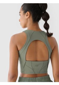 4f - 4F Crop top treningowy szybkoschnący 4F x Anna Lewandowska - khaki L. Kolor: oliwkowy, brązowy, wielokolorowy. Materiał: dzianina, guma, włókno, syntetyk, materiał, elastan. Wzór: gładki, ze splotem, jednolity. Sport: joga i pilates, fitness