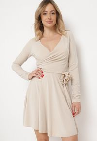 Born2be - Beżowa Asymetryczna Sukienka Koktajlowa z Odpinaną Kwiatową Broszką Grangerra. Kolor: beżowy. Wzór: kwiaty. Typ sukienki: asymetryczne. Styl: wizytowy #1