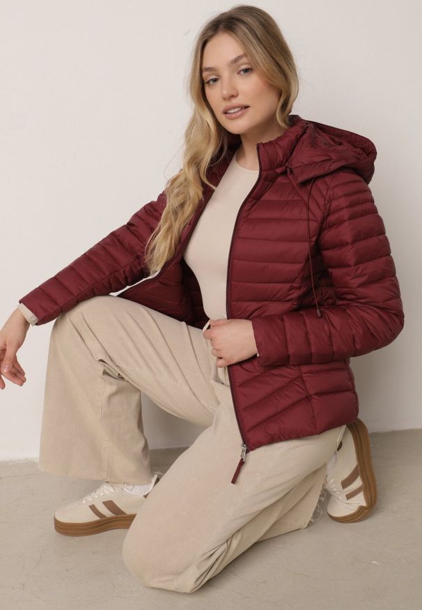 Born2be - Bordowa Klasyczna Kurtka Przejściowa z Pikowaniem i Odpinanym Kapturem Pretiella. Okazja: na spacer, na co dzień. Kolor: czerwony. Materiał: jeans, nylon. Styl: klasyczny