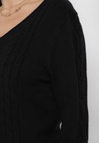 Born2be - Czarny Sweter z Ozdobnym Splotem i Trójkątnym Dekoltem Barbisae. Kolor: czarny. Wzór: ze splotem. Sezon: jesień, zima #3