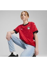 Puma - Młodzieżowa koszulka domowa Egipt 2025 PUMA Red Black. Kolor: czerwony, wielokolorowy, czarny. Sport: piłka nożna