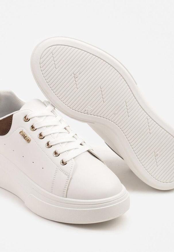 Born2be - Biało-Brązowe Sneakersy na Grubej Podeszwie z Metalicznymi Zdobieniami Zarilna. Okazja: na co dzień. Kolor: biały. Materiał: jeans. Wzór: aplikacja