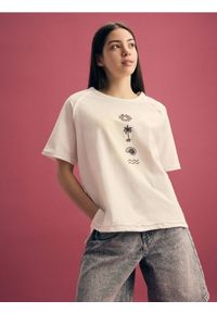Reserved - Bawełniany T-shirt z haftem - złamana biel. Materiał: bawełna. Wzór: haft