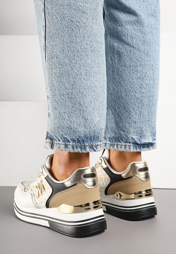 Born2be - Biało-Czarne Sneakersy z Metaliczną Aplikacją Divisca. Okazja: na co dzień. Kolor: biały. Materiał: jeans. Wzór: aplikacja