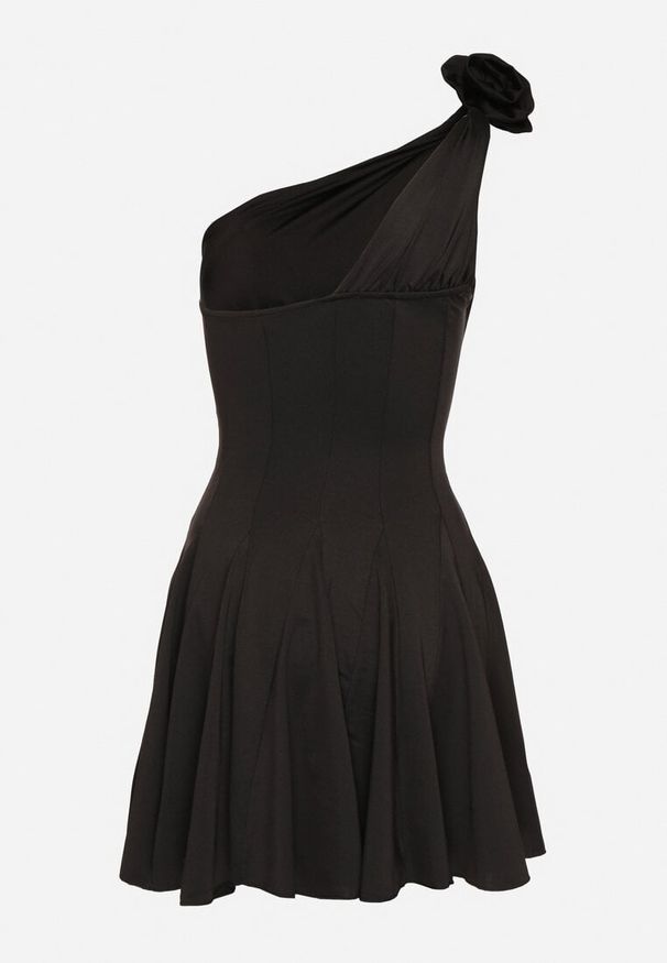 Born2be - Czarna Satynowa Asymetryczna Sukienka Ozdobiona Kwiatem 3D Izaiva. Okazja: na imprezę. Kolor: czarny. Materiał: satyna. Wzór: aplikacja, kwiaty. Sezon: lato. Typ sukienki: asymetryczne. Styl: klasyczny, elegancki