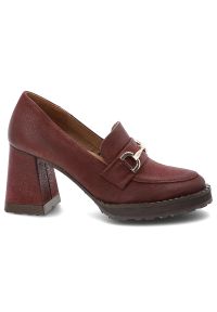 Półbuty damskie Armodo, cholewka ze skóry naturalnej o gładkim wykończeniu z metalową ozdobą na podbiciu i zaokrąglonym noskiem, bordowe, 1511. Okazja: na spotkanie biznesowe, do pracy. Zapięcie: klamry. Kolor: czerwony. Szerokość cholewki: normalna. Wzór: gładki, aplikacja. Materiał: skóra. Obcas: na obcasie. Styl: biznesowy, elegancki. Wysokość obcasa: średni #5