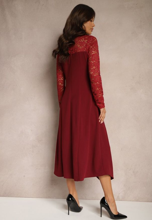 Renee - Bordowa Taliowana Sukienka o Rozkloszowanym Kroju Ozdobiona Koronką Edamora. Okazja: na imprezę. Kolor: czerwony. Materiał: koronka. Wzór: aplikacja, koronka. Typ sukienki: oversize