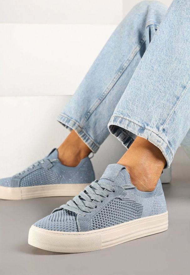 Renee - Niebieskie Sneakersy Ozdobione Siateczką Varlio. Okazja: na co dzień. Kolor: niebieski. Materiał: jeans. Wzór: aplikacja