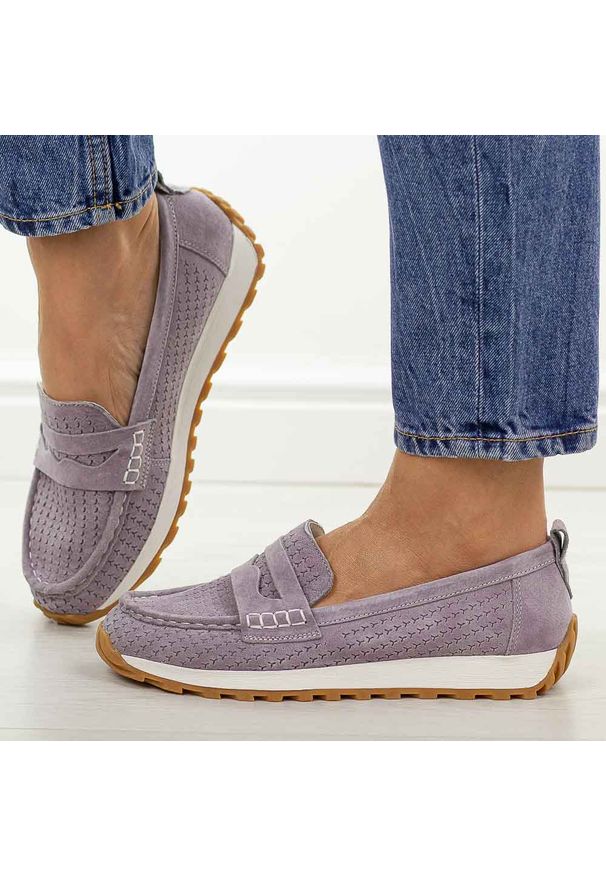 Fioletowe skórzane mokasyny damskie Sergio Leone sp009. Okazja: na co dzień. Nosek buta: okrągły. Kolor: fioletowy. Materiał: zamsz, skóra. Szerokość cholewki: normalna. Sezon: wiosna, jesień, lato. Styl: casual, elegancki, klasyczny