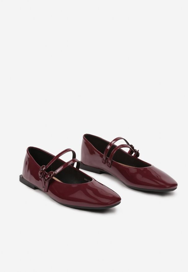 Born2be - Bordowe Lakierowane Płaskie Balerinki Ozdobione Kwadratowym Noskiem i Paskami Mailine. Okazja: na spotkanie biznesowe. Zapięcie: pasek. Kolor: czerwony. Materiał: lakier. Wzór: aplikacja. Styl: biznesowy, klasyczny